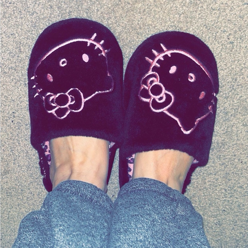 Hello Kitty Size 5/6 Slippers 💖 - Picture 4 of 4